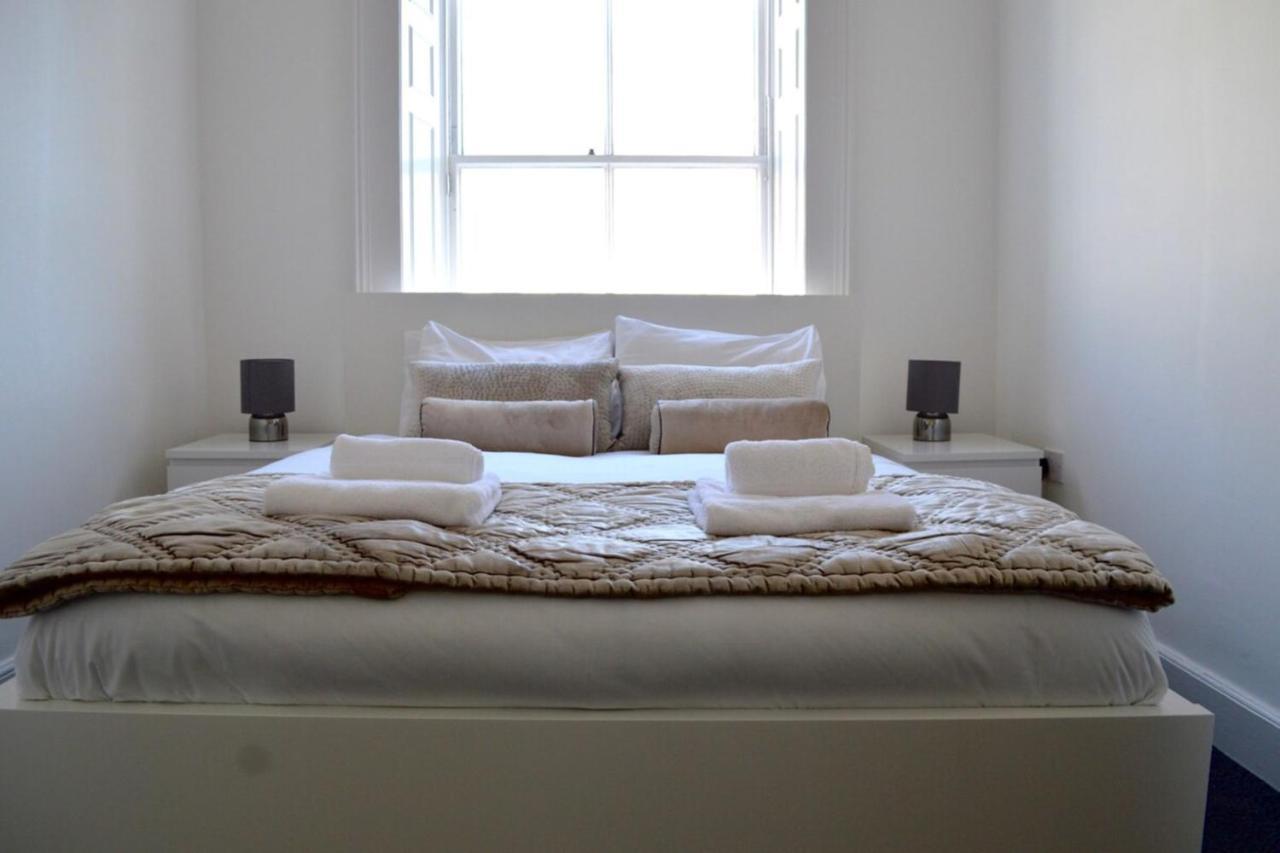 Spacious 3 Bedroom Flat In The Centre