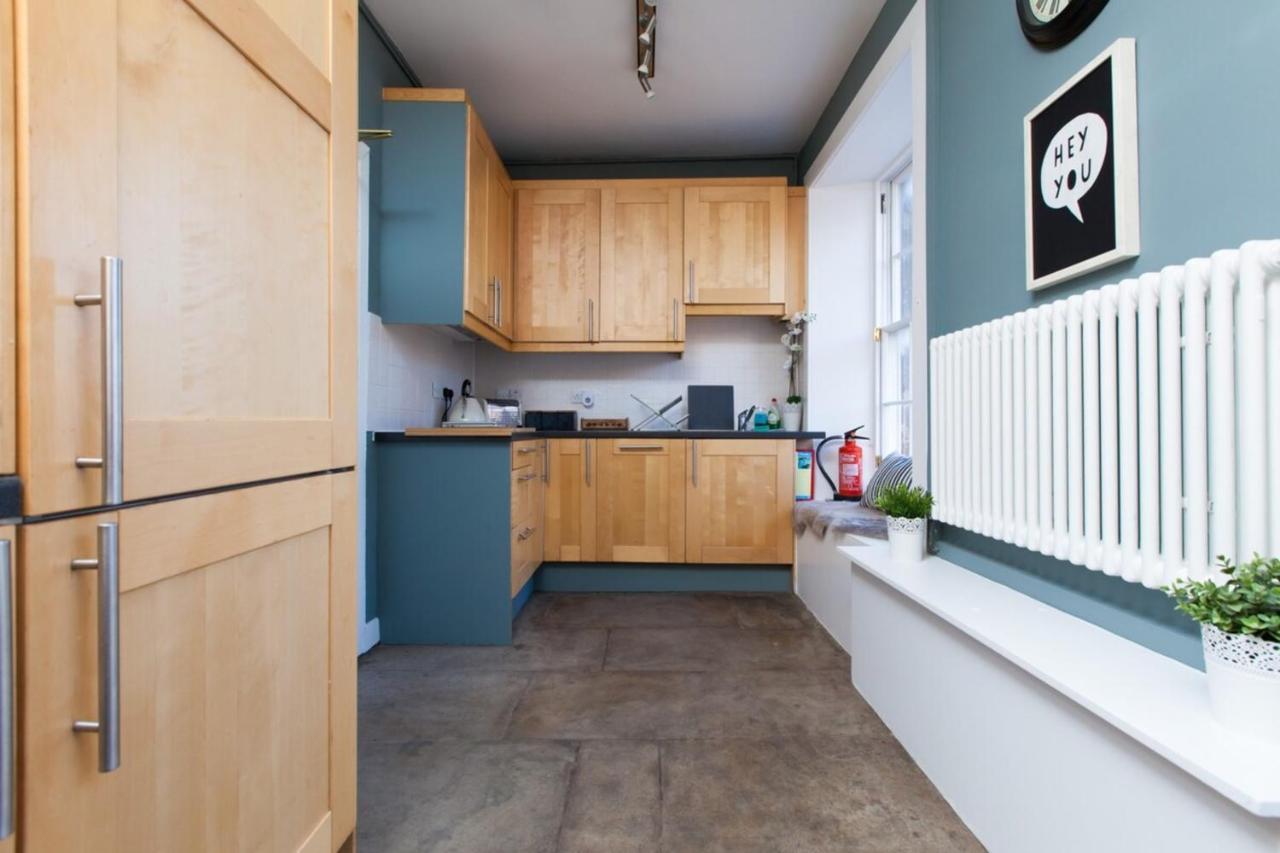 Spacious 4 Bedroom Near Meadows Apartment