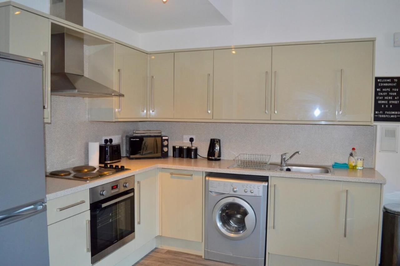 Apartment Spacious 3 Bedroom Flat In The Centre *