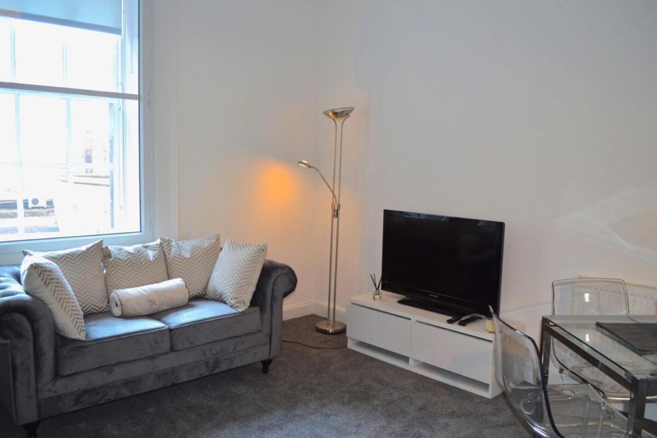 Spacious 3 Bedroom Flat In The Centre Apartment *