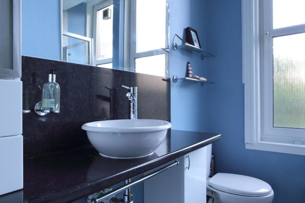And Spacious 2 Bedroom Flat With Garden Apartment