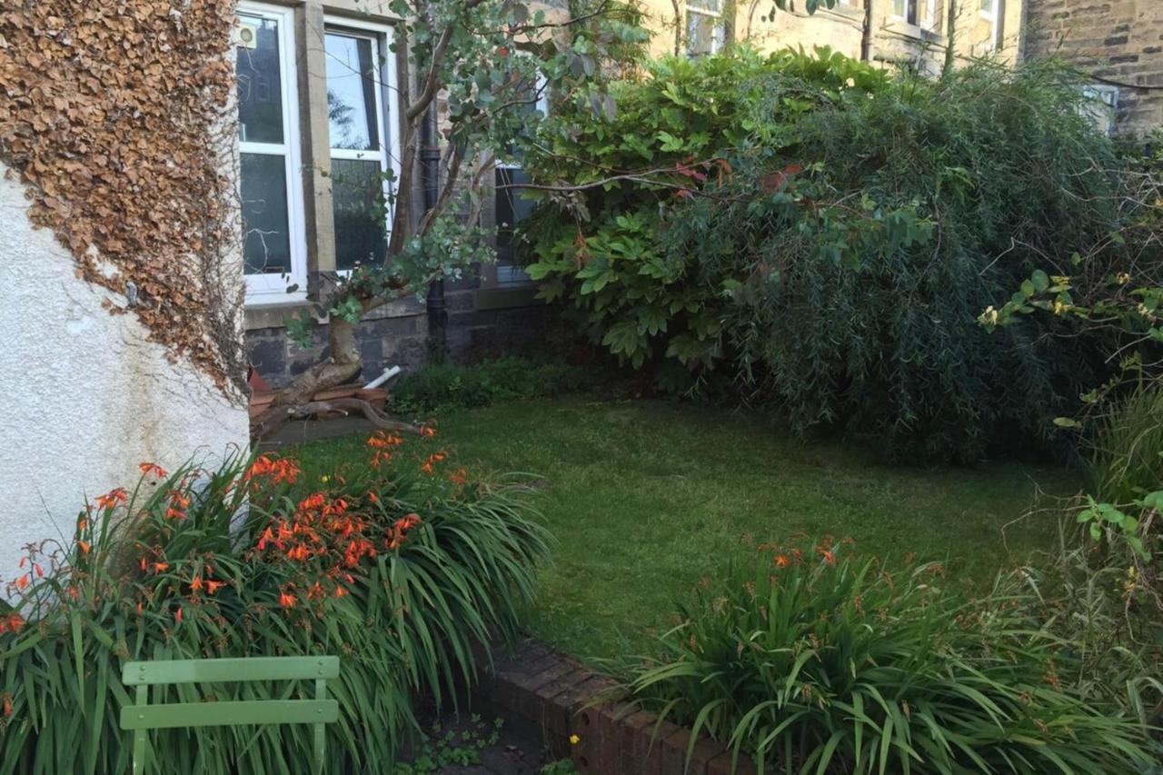 And Spacious 2 Bedroom Flat With Garden Apartment *
