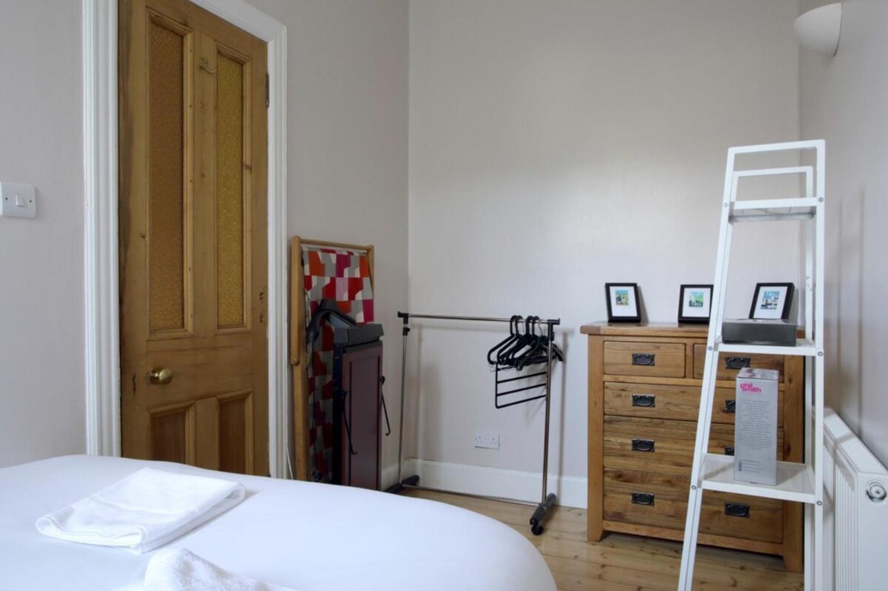 And Spacious 2 Bedroom Flat With Garden Apartment *