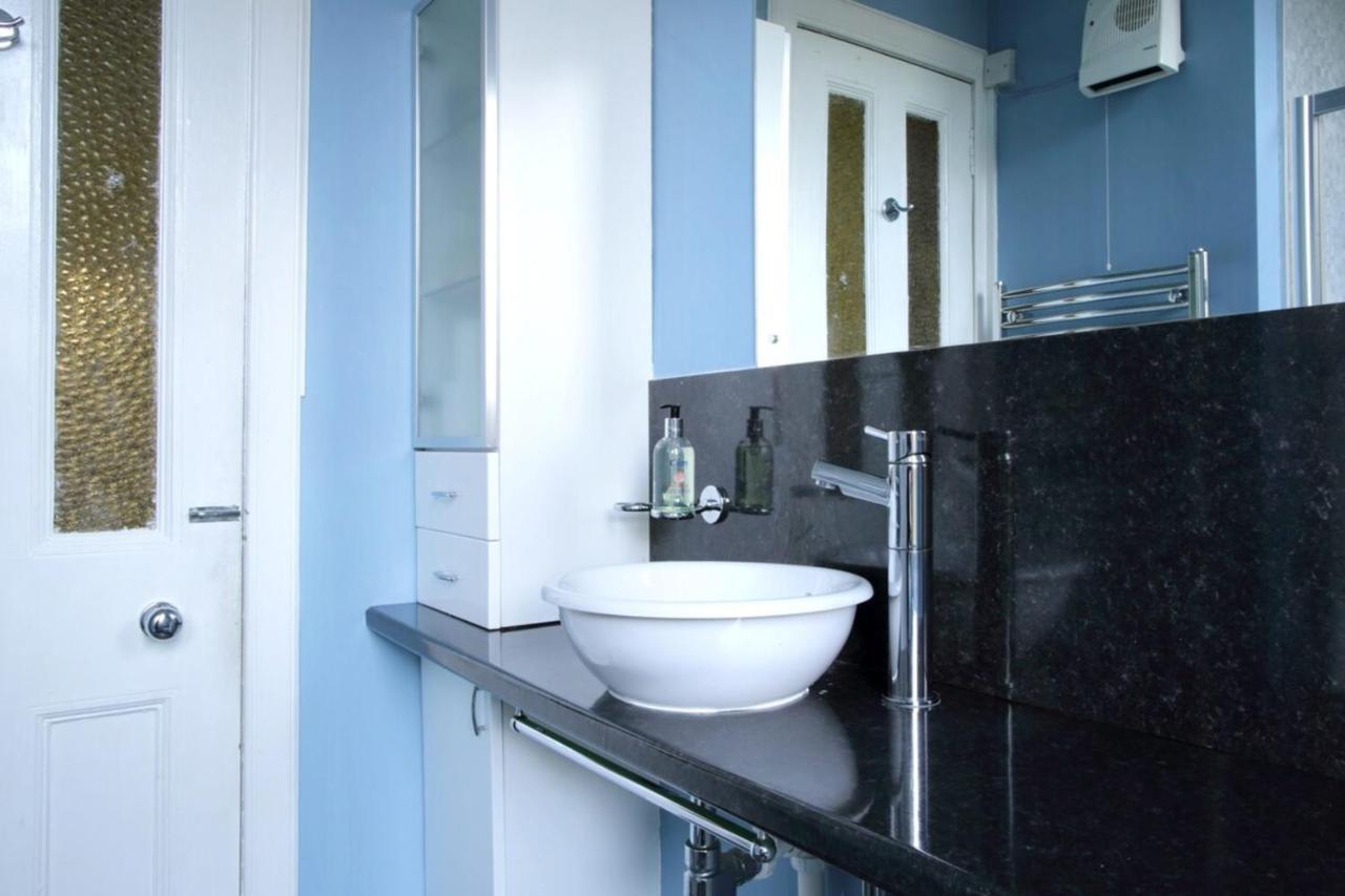 And Spacious 2 Bedroom Flat With Garden Apartment *