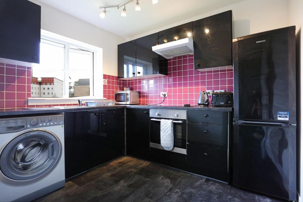 Ideal Location With Free On-site Private Parking * Edinburgh