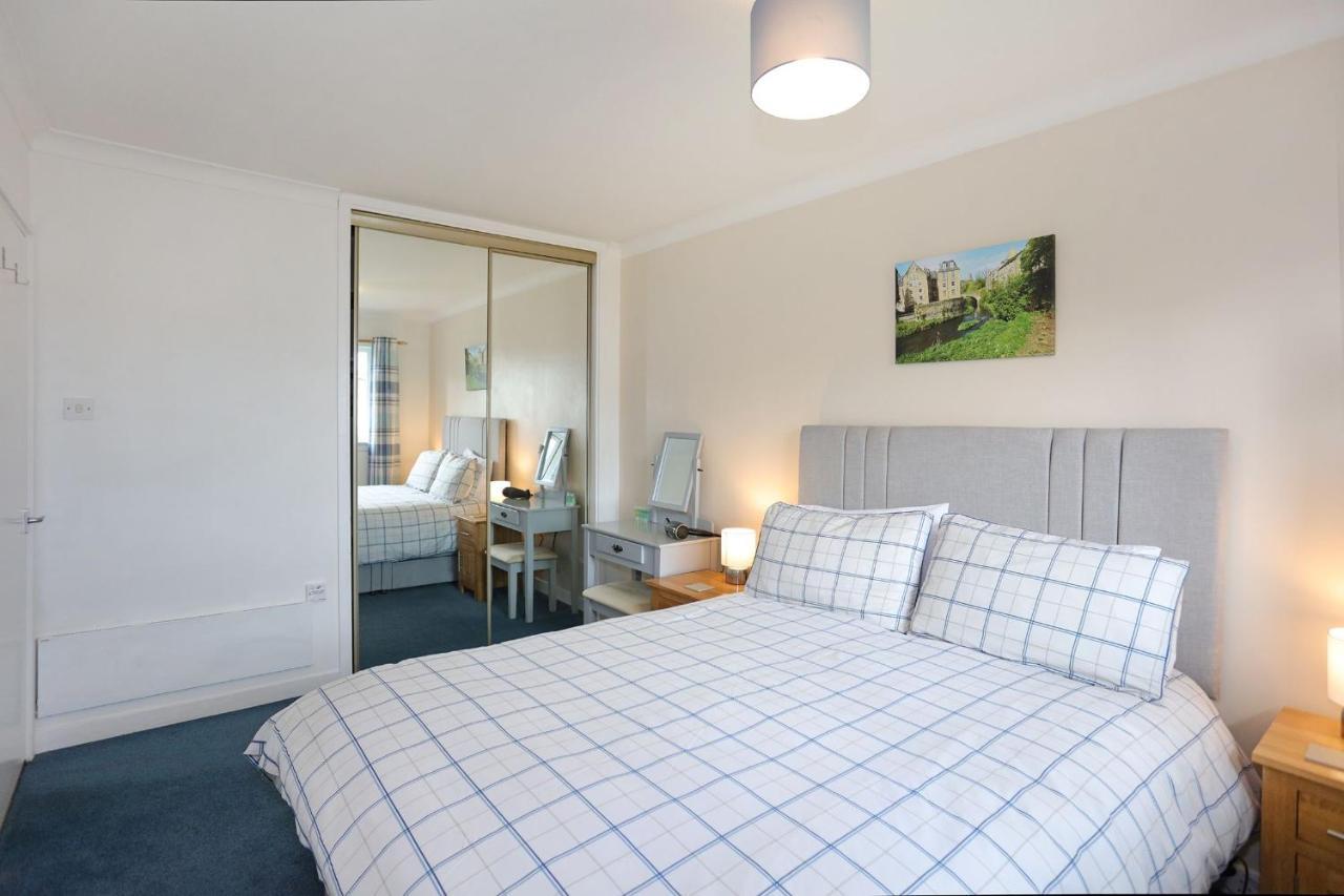 Ideal Location With Free On-site Private Parking Apartment *