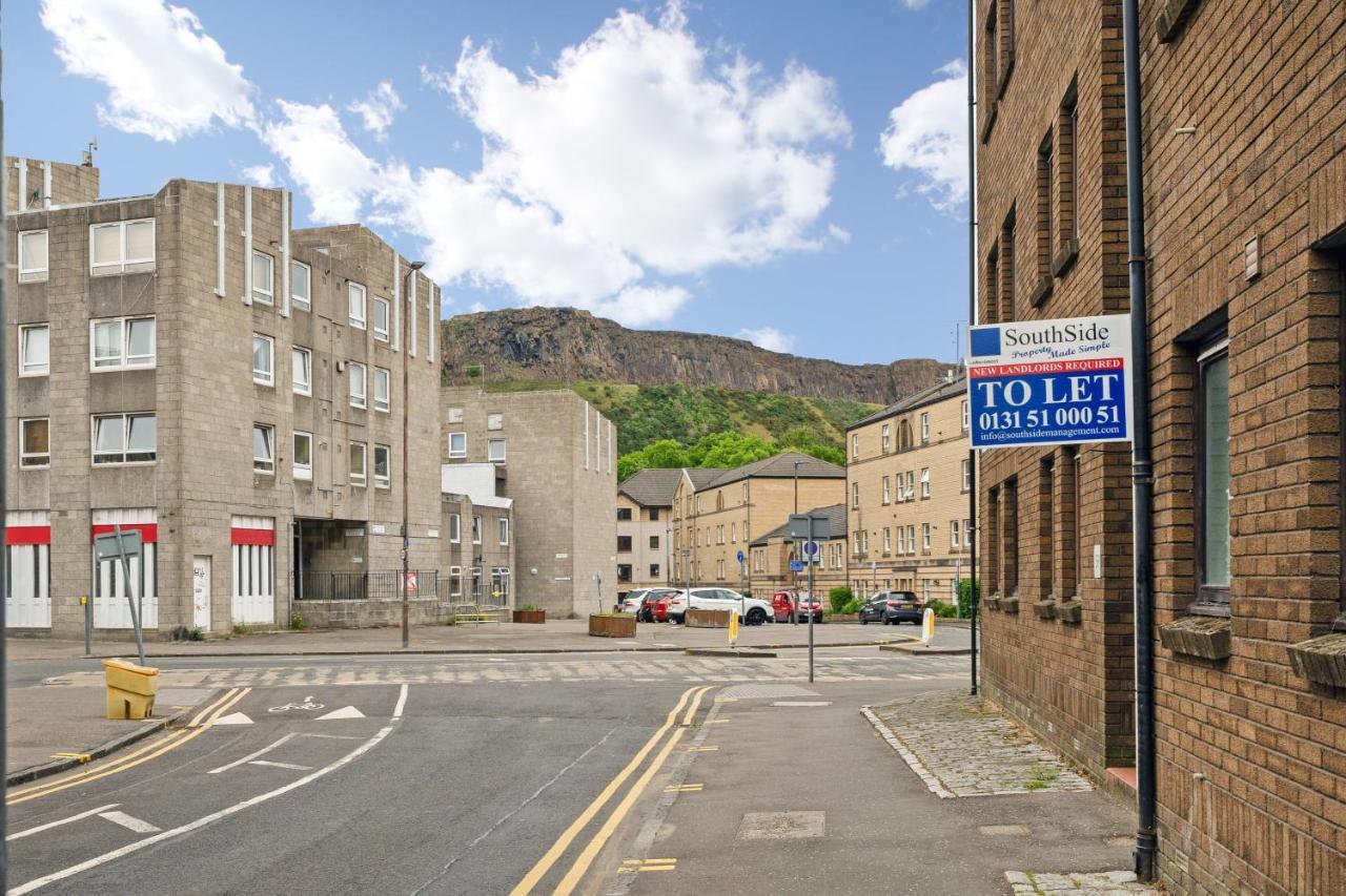 Modern & Spacious 3 Bedroom In Heart Of - Private Car Park On Site & Stunning Views Of Arthur Seat - Sleeps 10 Apartment EDI