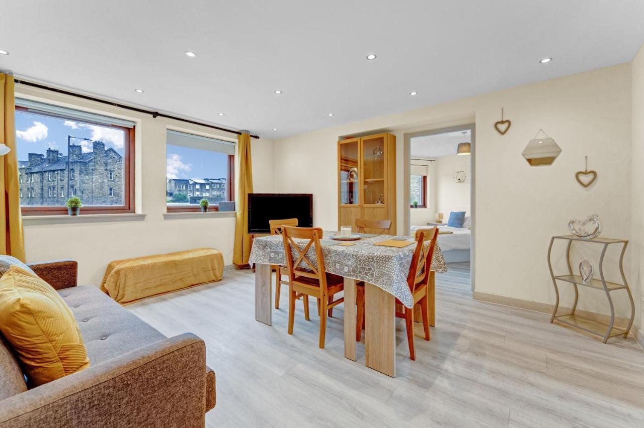 Modern & Spacious 3 Bedroom In Heart Of - Private Car Park On Site & Stunning Views Of Arthur Seat - Sleeps 10 Apartment *
