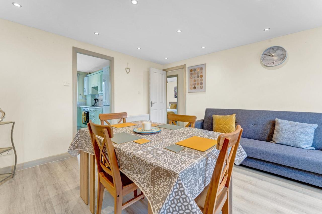 Modern & Spacious 3 Bedroom In Heart Of - Private Car Park On Site & Stunning Views Of Arthur Seat - Sleeps 10 * EDI