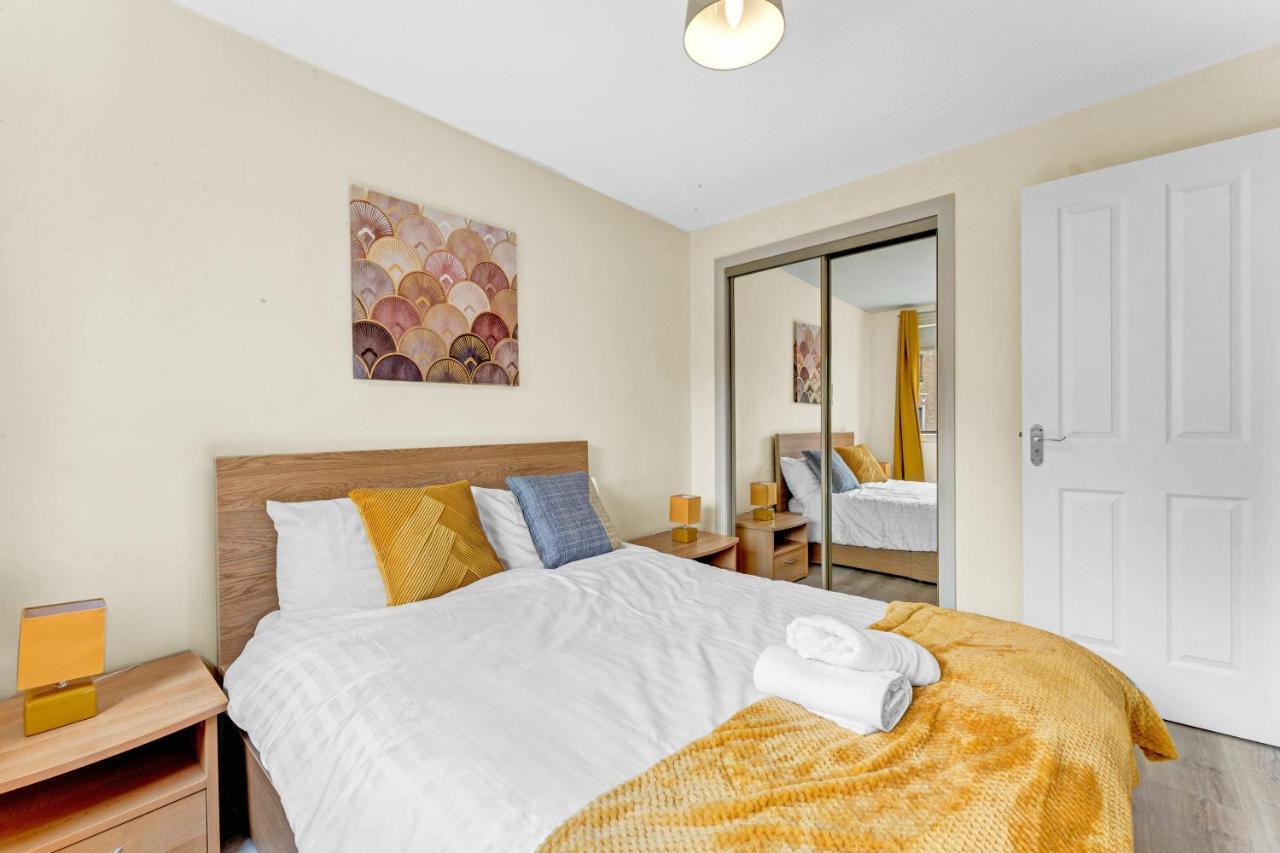 Modern & Spacious 3 Bedroom In Heart Of - Private Car Park On Site & Stunning Views Of Arthur Seat - Sleeps 10
