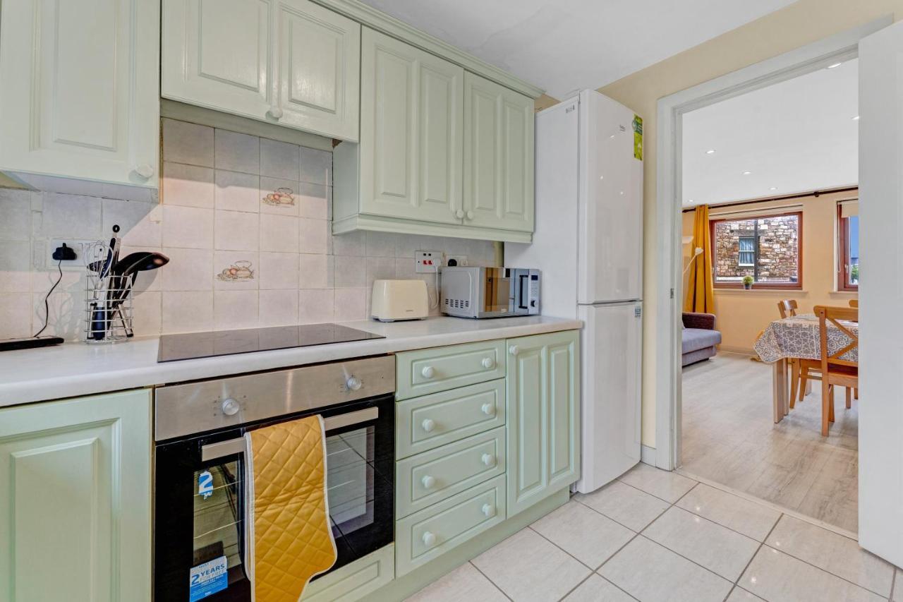 Apartment Modern & Spacious 3 Bedroom In Heart Of - Private Car Park On Site & Stunning Views Of Arthur Seat - Sleeps 10 *
