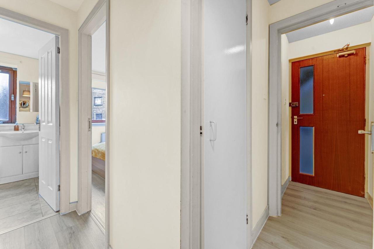 Modern & Spacious 3 Bedroom In Heart Of - Private Car Park On Site & Stunning Views Of Arthur Seat - Sleeps 10 EDI