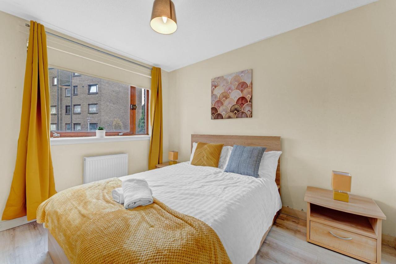 Apartment Modern & Spacious 3 Bedroom In Heart Of - Private Car Park On Site & Stunning Views Of Arthur Seat - Sleeps 10 *