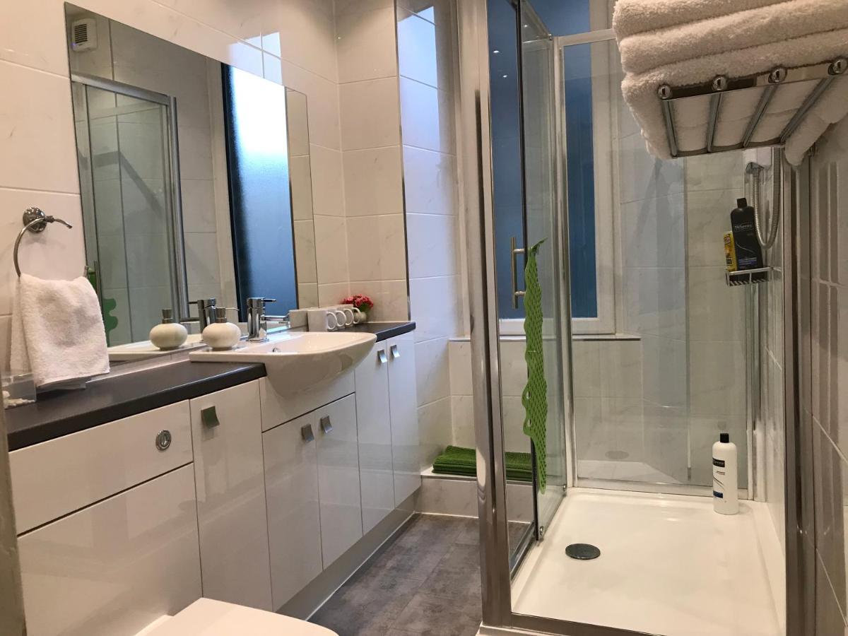 Lothian Center Apartment *