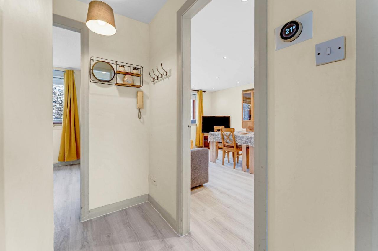 Modern & Spacious 3 Bedroom In Heart Of - Private Car Park On Site & Stunning Views Of Arthur Seat - Sleeps 10 Apartment EDI