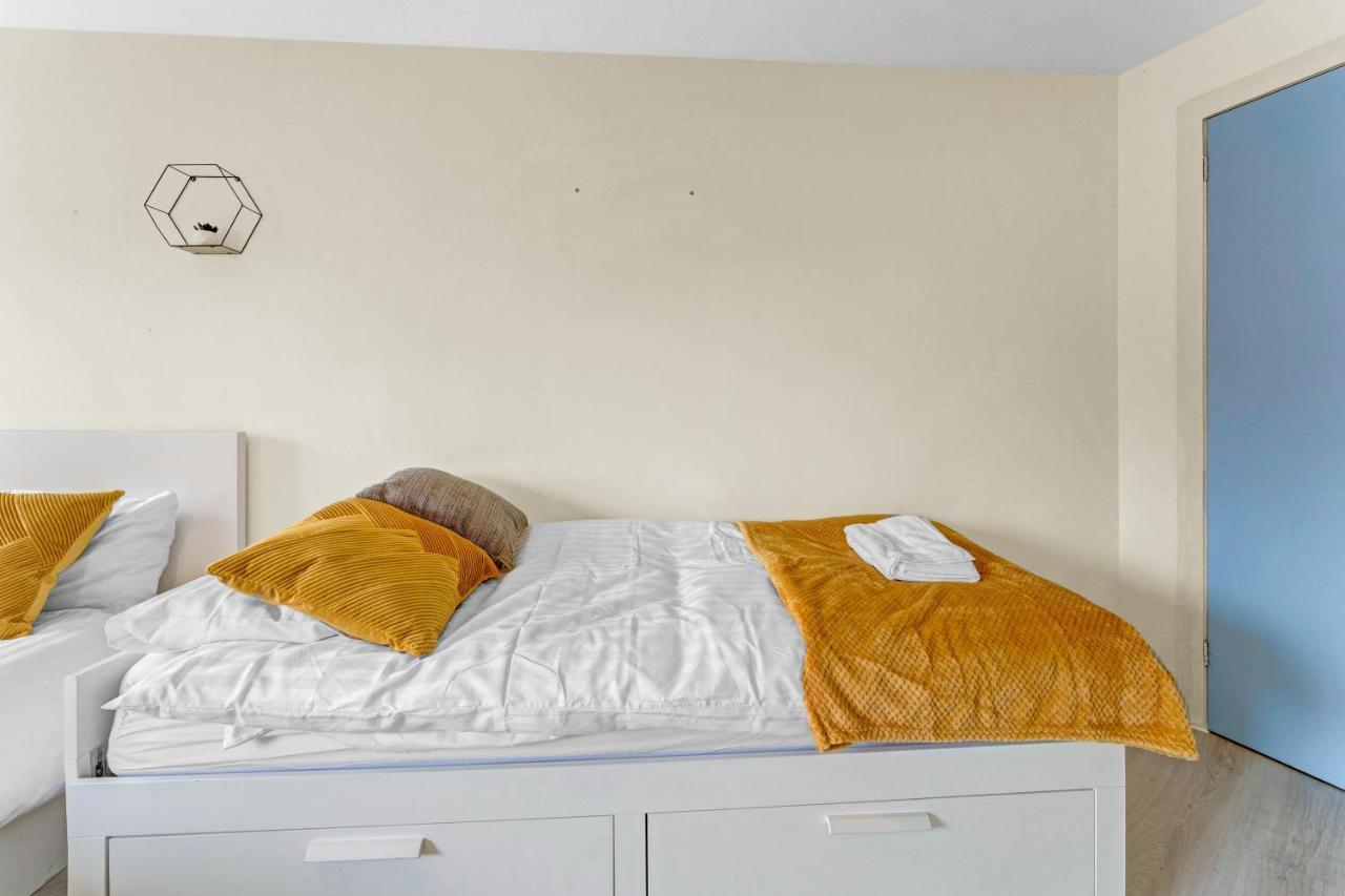 Apartment Modern & Spacious 3 Bedroom In Heart Of - Private Car Park On Site & Stunning Views Of Arthur Seat - Sleeps 10