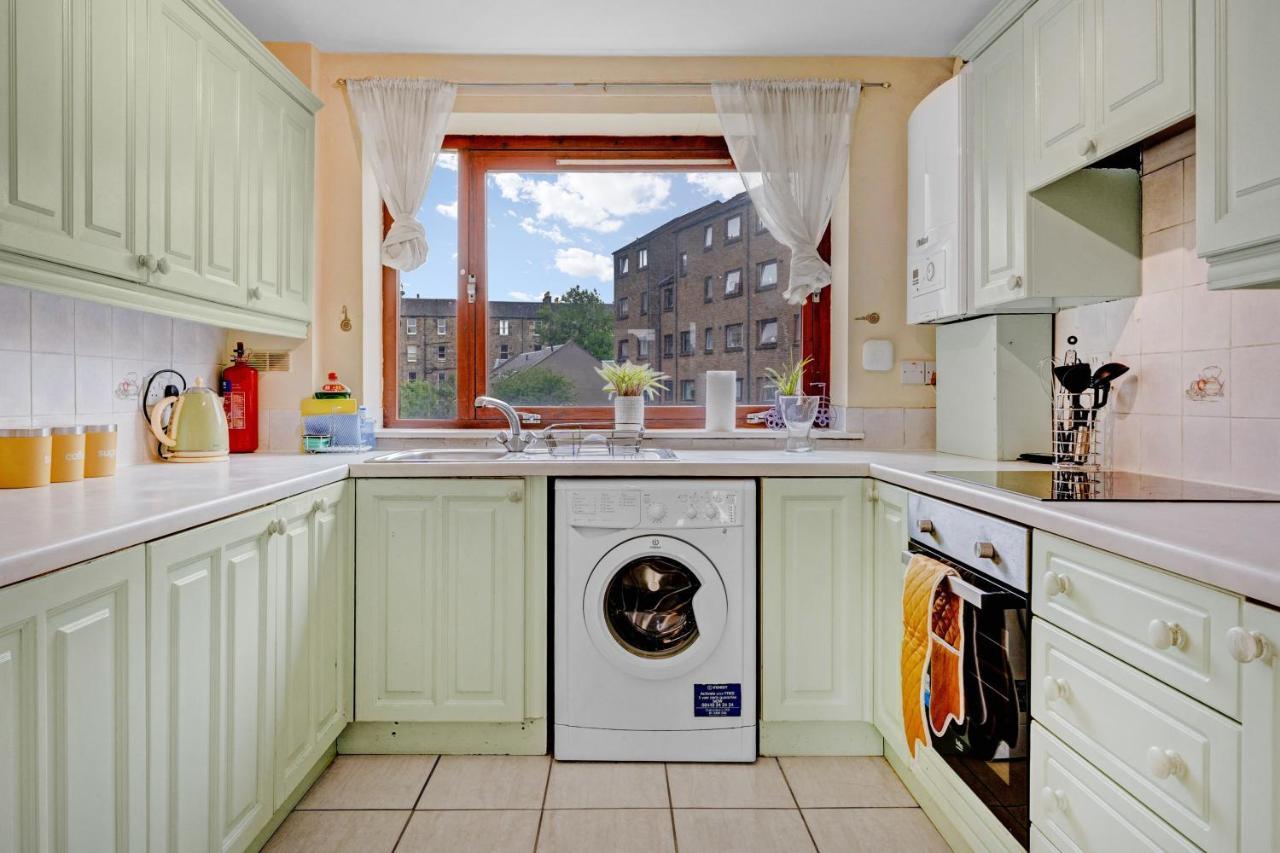 Modern & Spacious 3 Bedroom In Heart Of - Private Car Park On Site & Stunning Views Of Arthur Seat - Sleeps 10 Apartment EDI