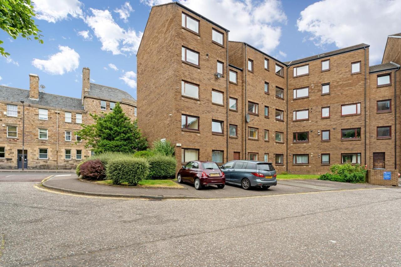 Modern & Spacious 3 Bedroom In Heart Of - Private Car Park On Site & Stunning Views Of Arthur Seat - Sleeps 10
