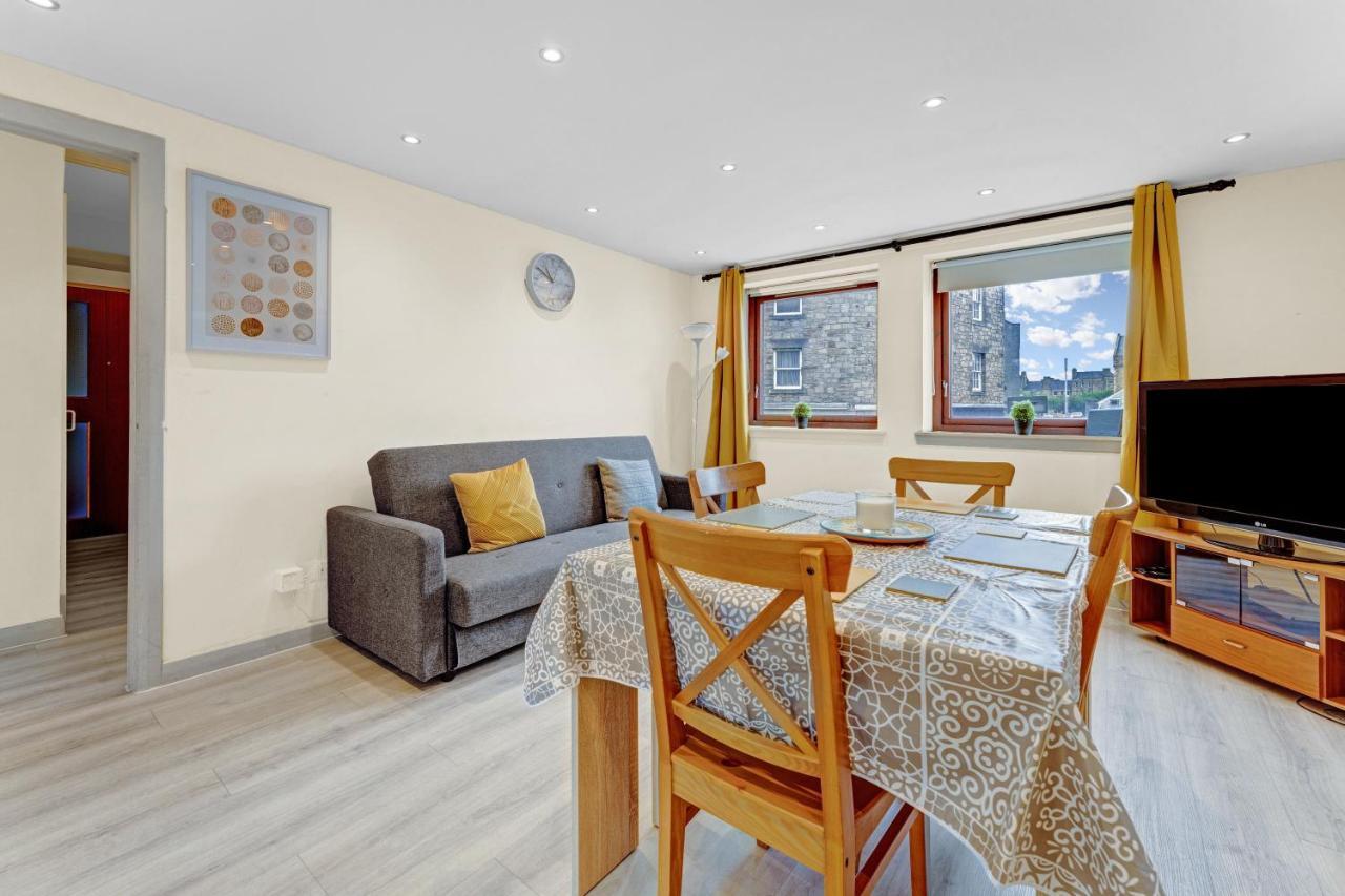 Apartment Modern & Spacious 3 Bedroom In Heart Of - Private Car Park On Site & Stunning Views Of Arthur Seat - Sleeps 10 EDI