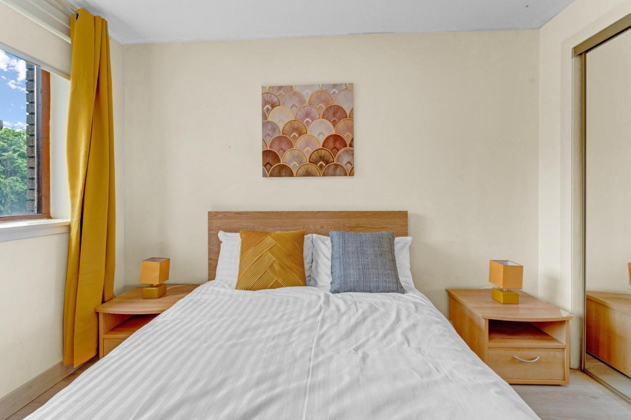 Modern & Spacious 3 Bedroom In Heart Of - Private Car Park On Site & Stunning Views Of Arthur Seat - Sleeps 10 Apartment *