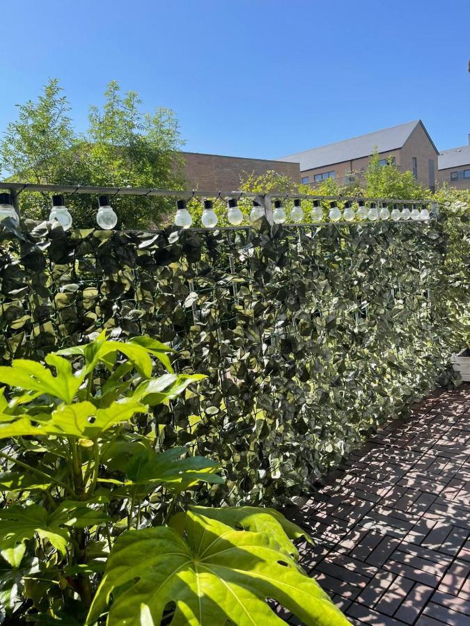 Pass The Keys Lovely 2bedroom Flat With Balcony *