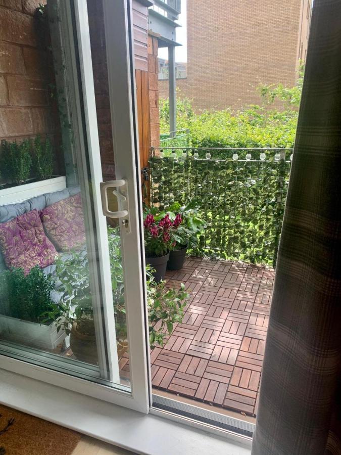 Pass The Keys Lovely 2bedroom Flat With Balcony *