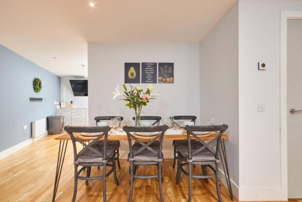 Stunning Townhouse // Sleeps 8