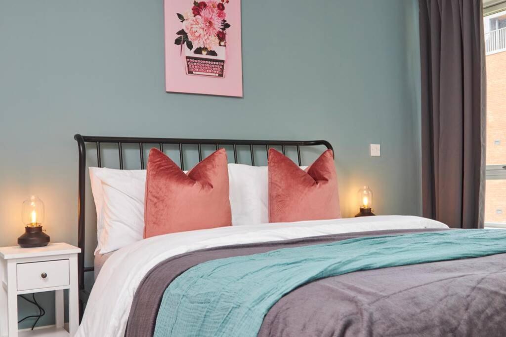 Stunning Townhouse // Sleeps 8 *