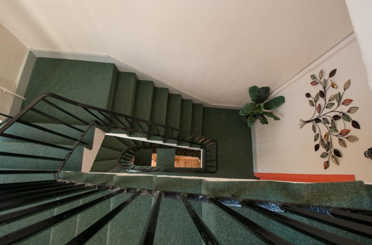 7 Bedroom Townhouse *