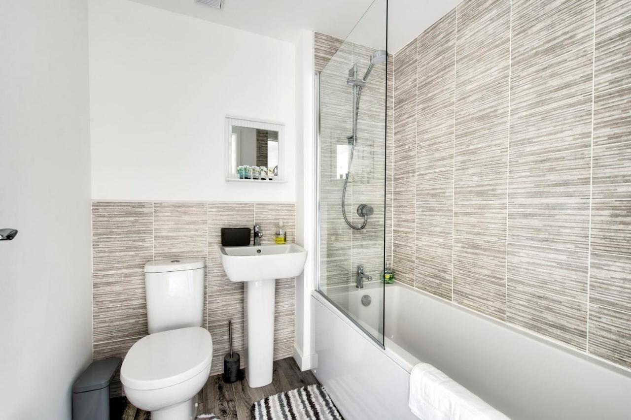 Guestready - Serene 2br W Yard & Parking - Sleeps Up To 6 *