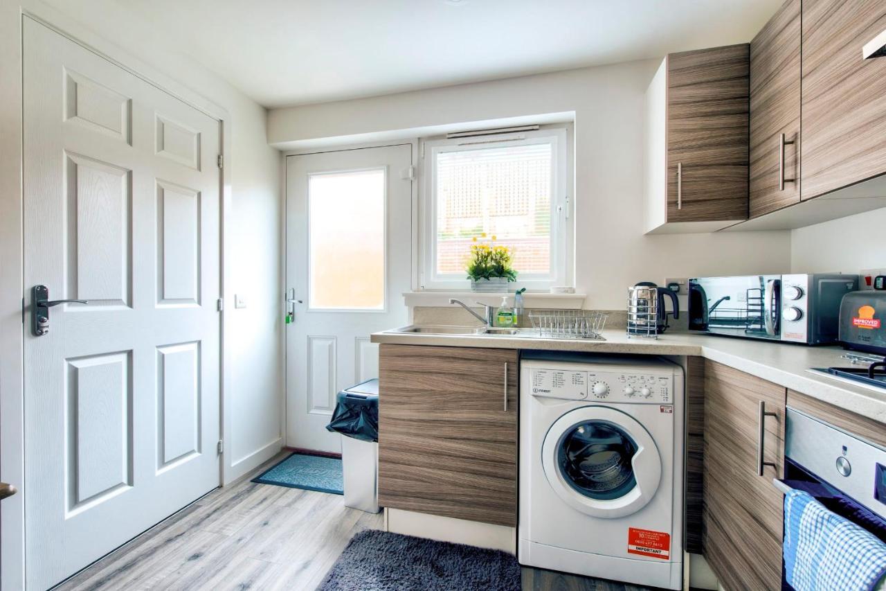 Guestready - Serene 2br W Yard & Parking - Sleeps Up To 6 *