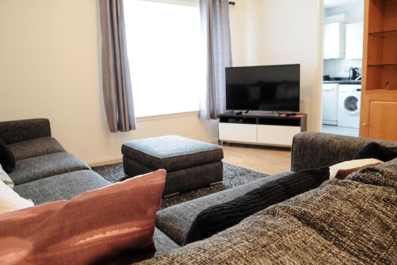 Peaceful And Quiet In A Bustling Apartment *