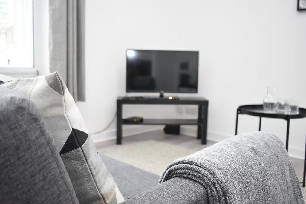 Modern & Bright 1 Bed For 4 Close To Centre! Apartment