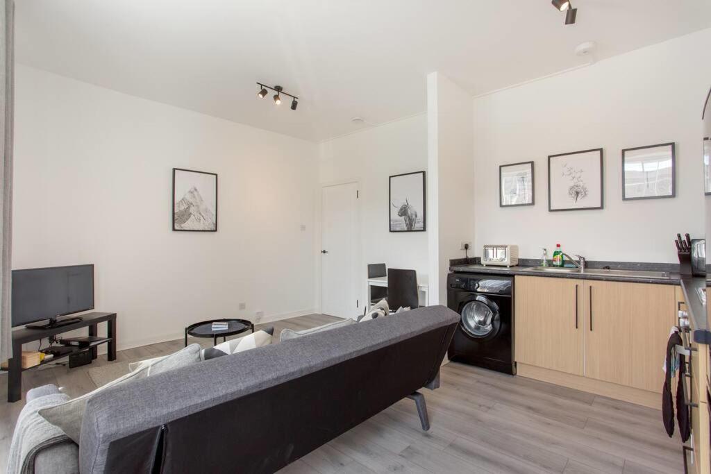 Modern & Bright 1 Bed For 4 Close To Centre! Edinburgh