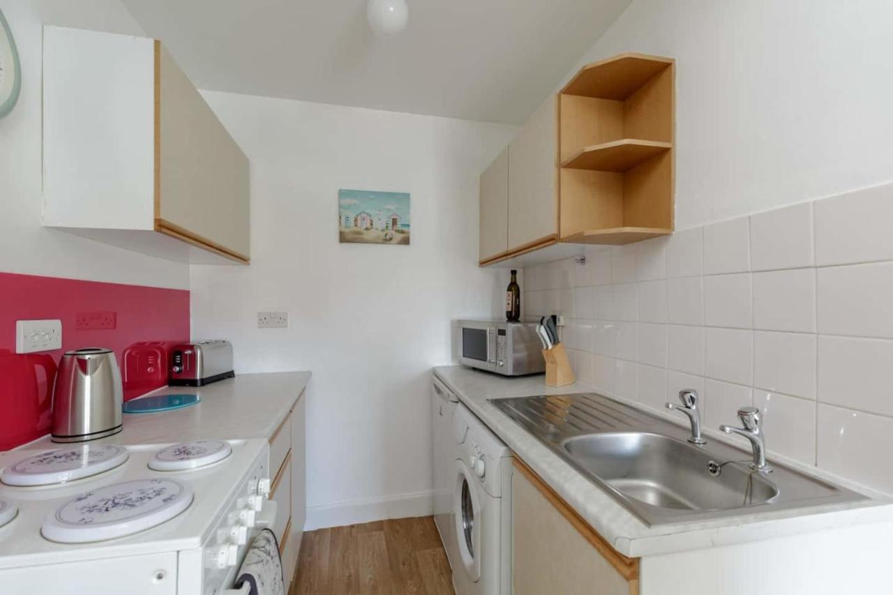 Spacious And Homely One Bedroom Flat In Apartment *