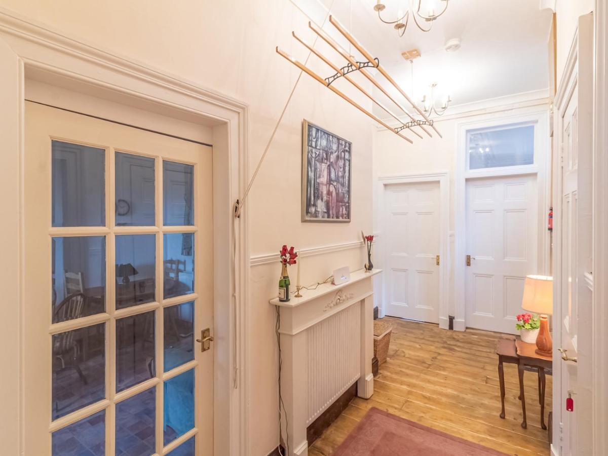 Spacious And Bright Property, In Chic Morningside! Sleeps Up To 6 Guests Apartment *