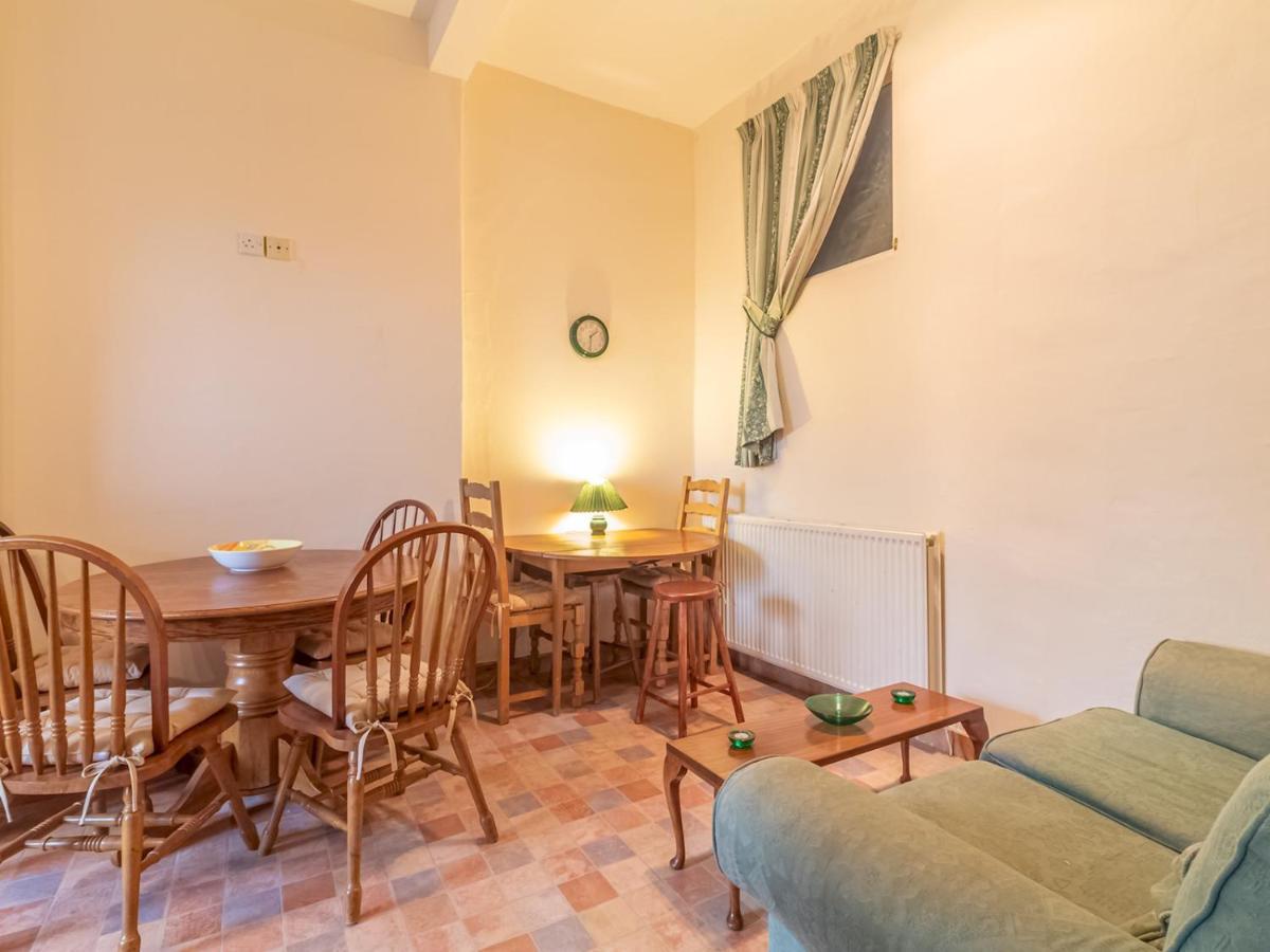 Spacious And Bright Property, In Chic Morningside! Sleeps Up To 6 Guests Apartment *