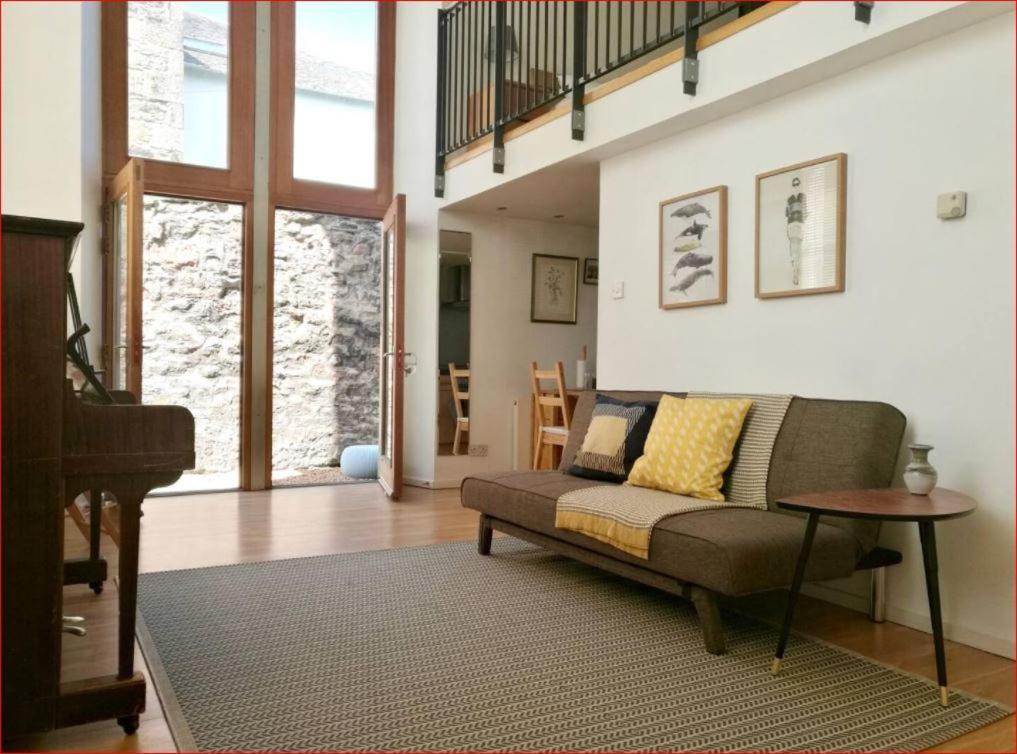 Apartment Mezzanine In Historic School Edinburgh