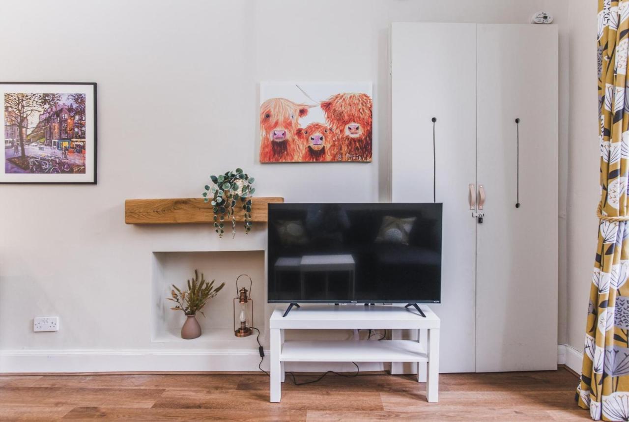 New Sleek 1bd Centre