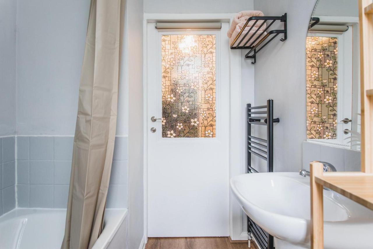 New Sleek 1bd Centre