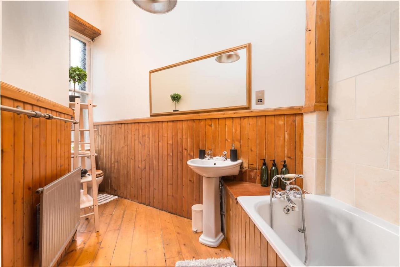 Pass The Keys Chic & Spacious Georgian Apt In Centre - Pets Friendly And Free Parking Apartment