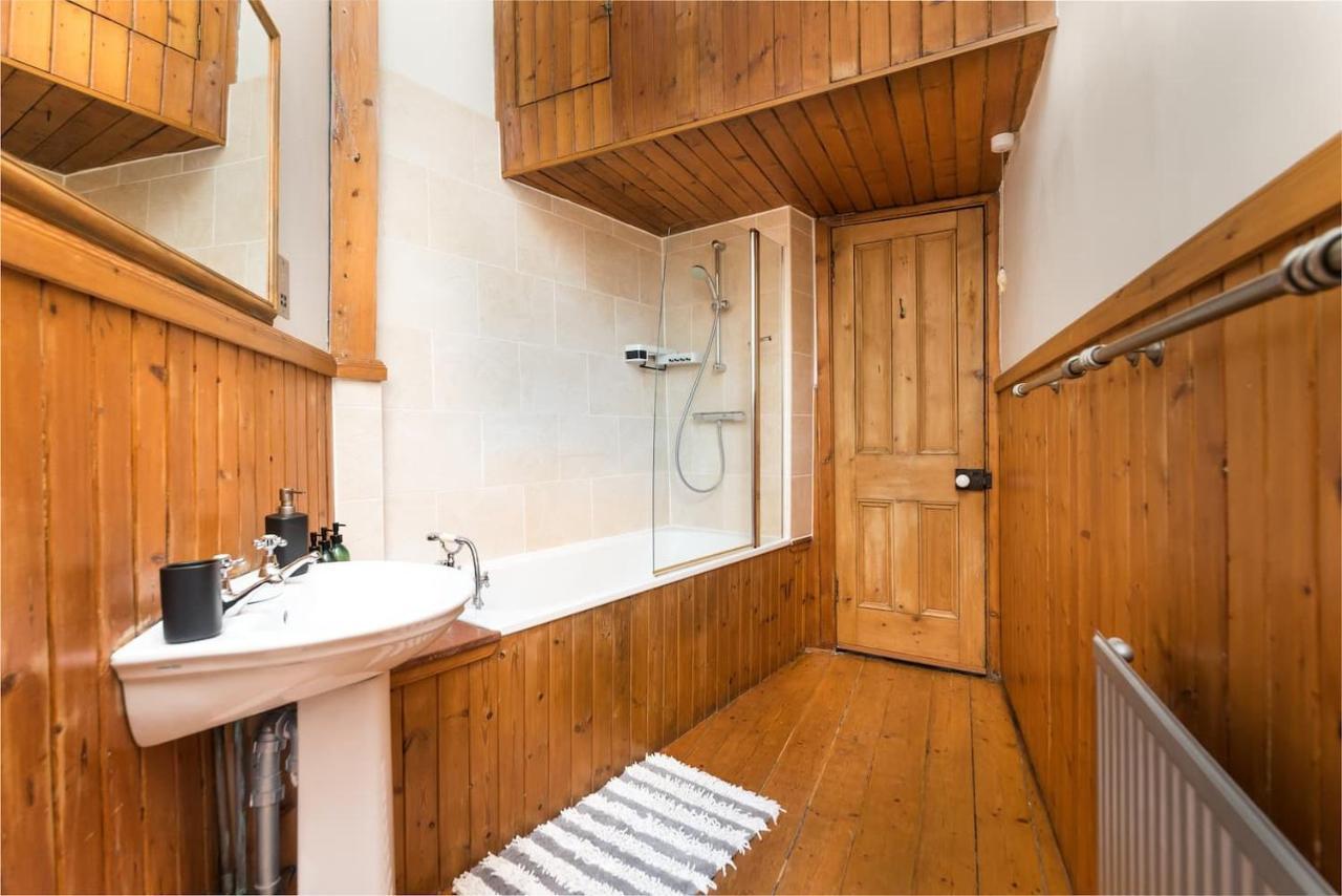 Pass The Keys Chic & Spacious Georgian Apt In Centre - Pets Friendly And Free Parking