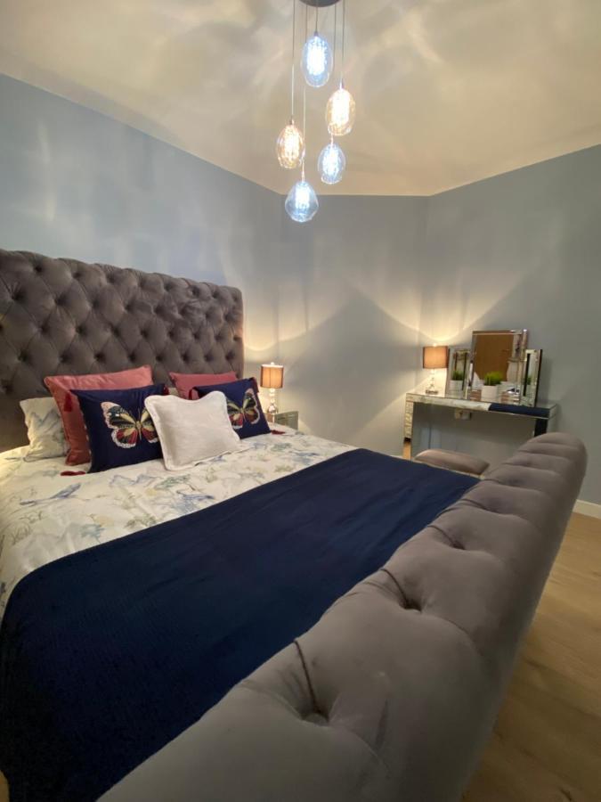 Lovely 3 Bed With Jacuzzi, Close To Airport, Driveway, Wifi Apartment Edinburgh