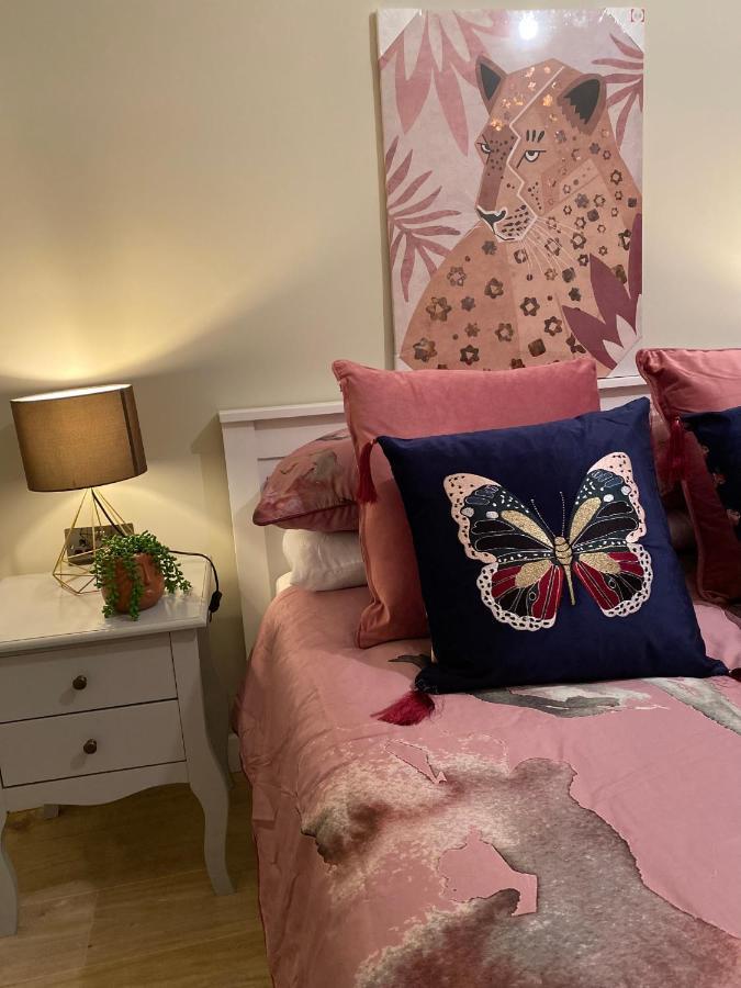 Apartment Lovely 3 Bed With Jacuzzi, Close To Airport, Driveway, Wifi *