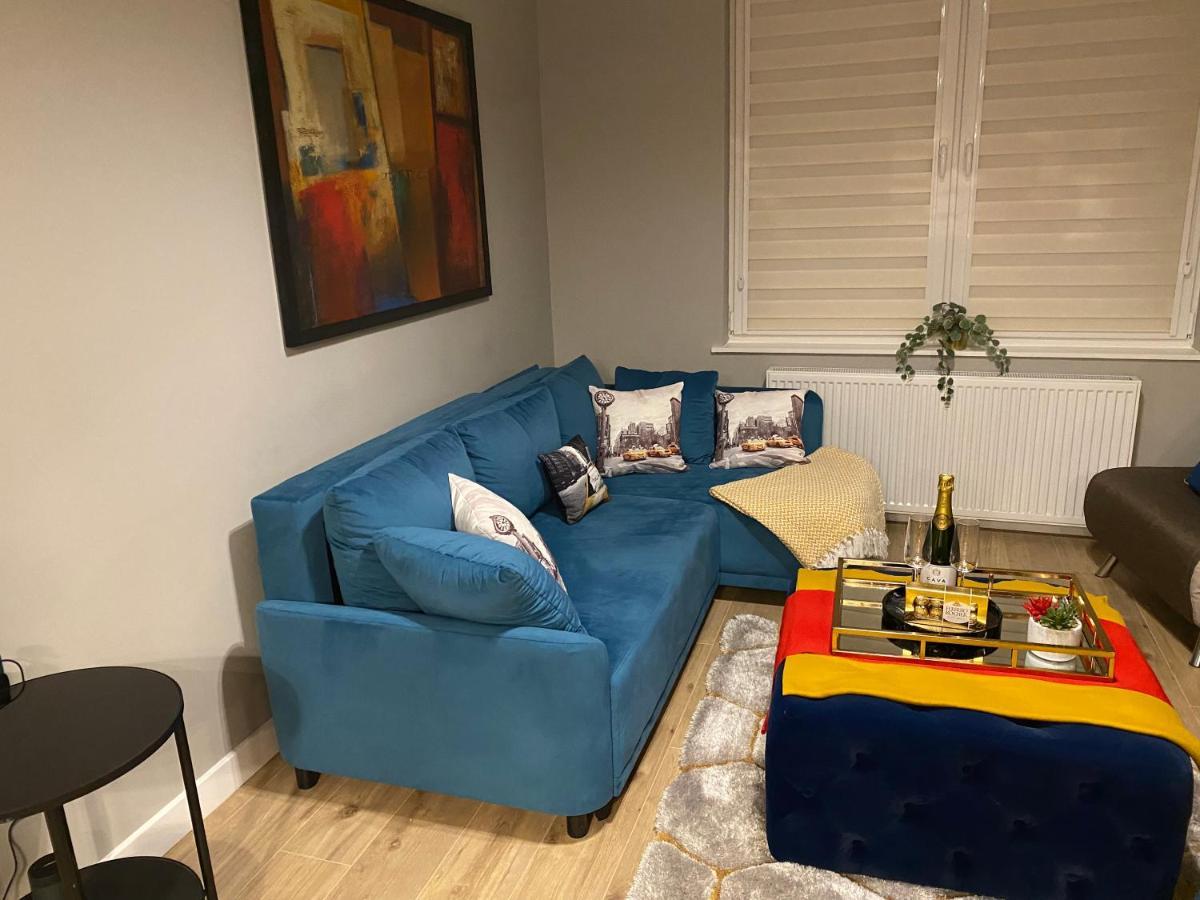Lovely 3 Bed With Jacuzzi, Close To Airport, Driveway, Wifi *