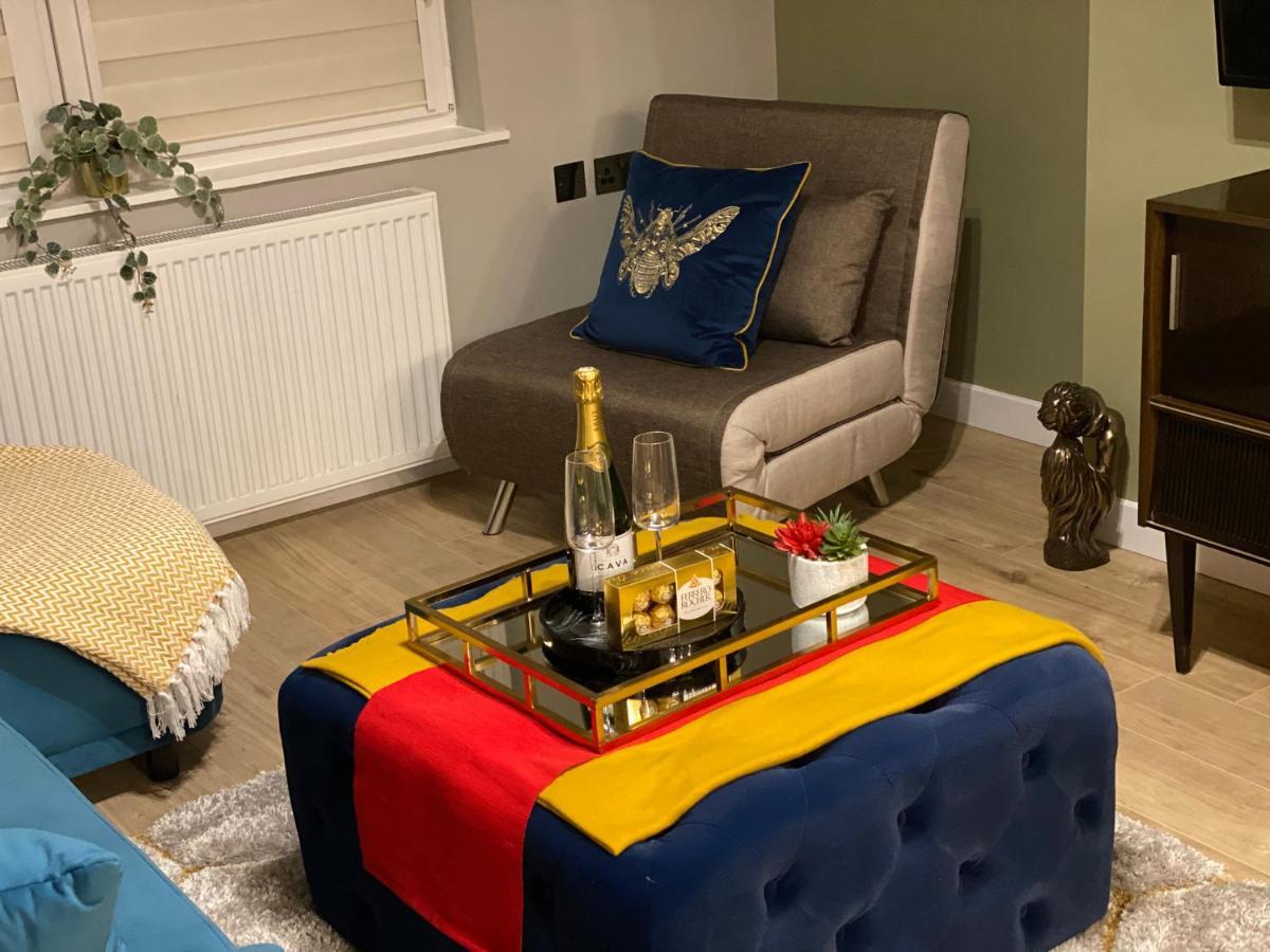 Lovely 3 Bed With Jacuzzi, Close To Airport, Driveway, Wifi * Edinburgh
