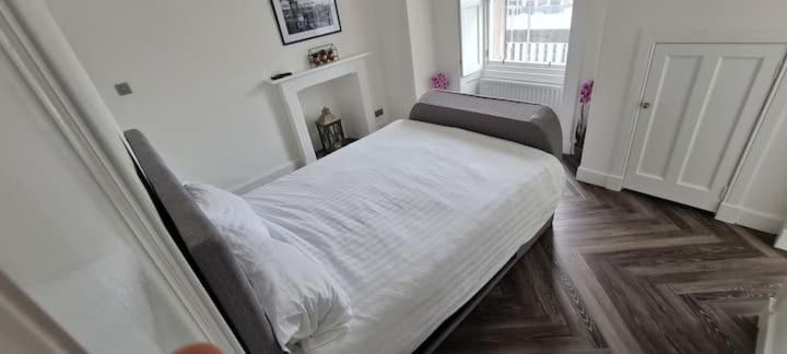 Castle Terrace 1 Bed Looking Onto Castle - Sleeps Upto 4 Apartment Edinburgh