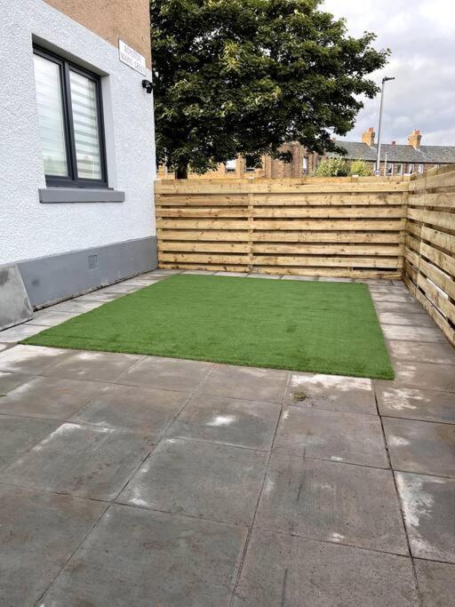 Lovely 3 Bed With Jacuzzi, Close To Airport, Driveway, Wifi Apartment