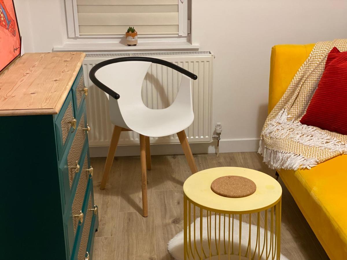 Lovely 3 Bed With Jacuzzi, Close To Airport, Driveway, Wifi Apartment *