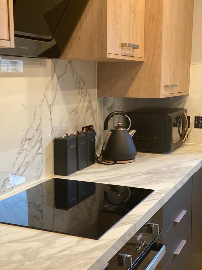 Apartment Lovely 3 Bed With Jacuzzi, Close To Airport, Driveway, Wifi